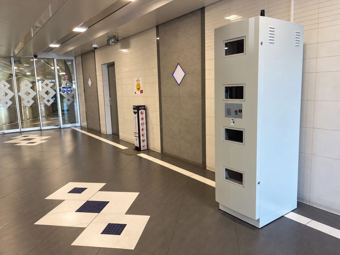 Borne de collecte Jeconsigne installée dans un hall d’entrée